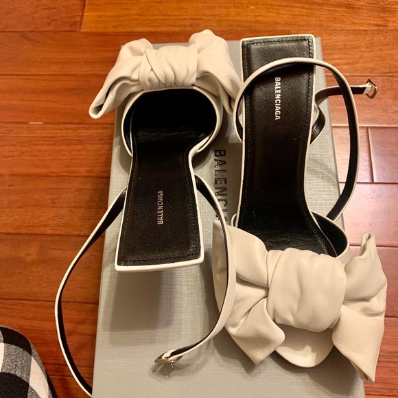 SOLD!! ❌ BALENCIAGA Square Heel with Bow - Picture 3 of 7